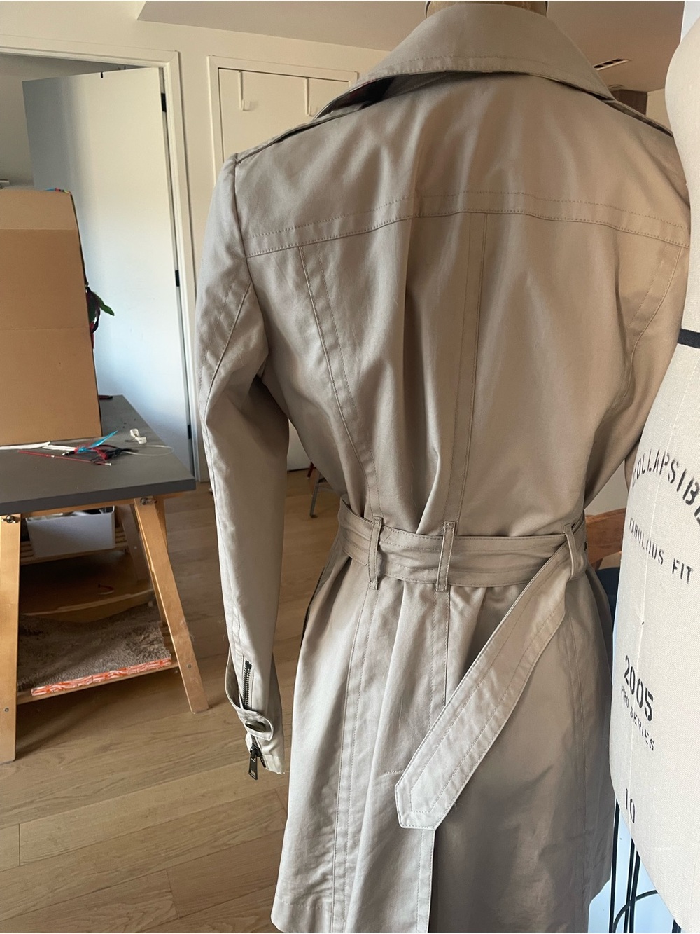 Burberry Beige Double-Breasted Trench Coat with Belt - Picture 4 of 5